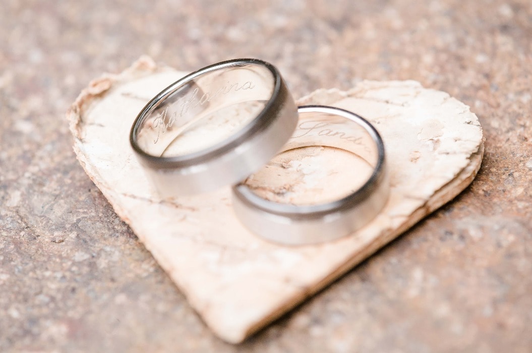 Eheringe mit Gravur auf Holzherz bei einer Hochzeit